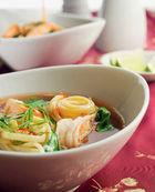 Soupe de pâtes asiatiques aux crevettes et aux épinards
