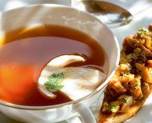 Consommé de faisan, rondelles de cèpe et toast garni