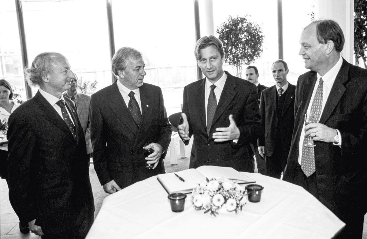 1999: Jo Lernout (midden) ontvangt prins Filip in FLV. 'Ik heb ertoe bijgedragen dat dromen kapotgeslagen zijn.'