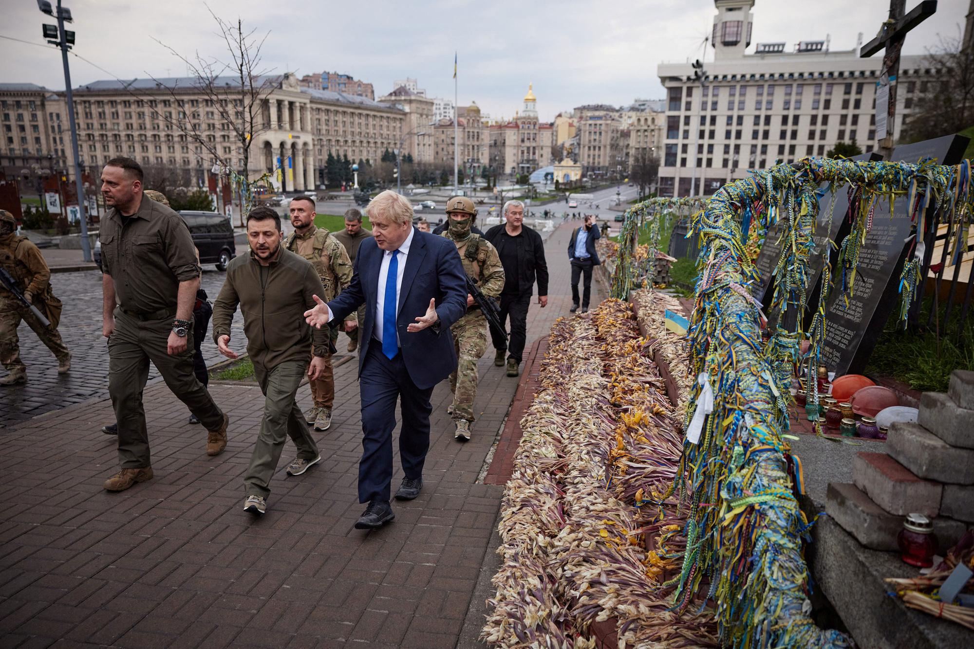 Boris Johnson en president Zelensky komen tijdens hun wandeling aan bij het monument voor de gesneuvelden bij de protesten op de Maidan. Foto werd door Oekraïense persdiensten doorgespeeld aan Reuters