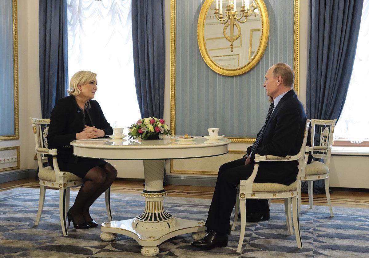 Avant qu'il n'envahisse l'Ukraine, Vladimir Poutine comptait des soutiens déclarés dans le camp occidental, parmi la nébuleuse d'extrême droite dont fait partie Marine Le Pen.