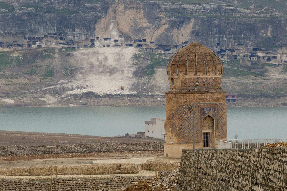 Le mausolée de Zeynel Bey fait partie des sept monuments classés qui ont été déplacés. En fond, quelques grottes qui n'ont pas été englouties par la montée du Tigre.