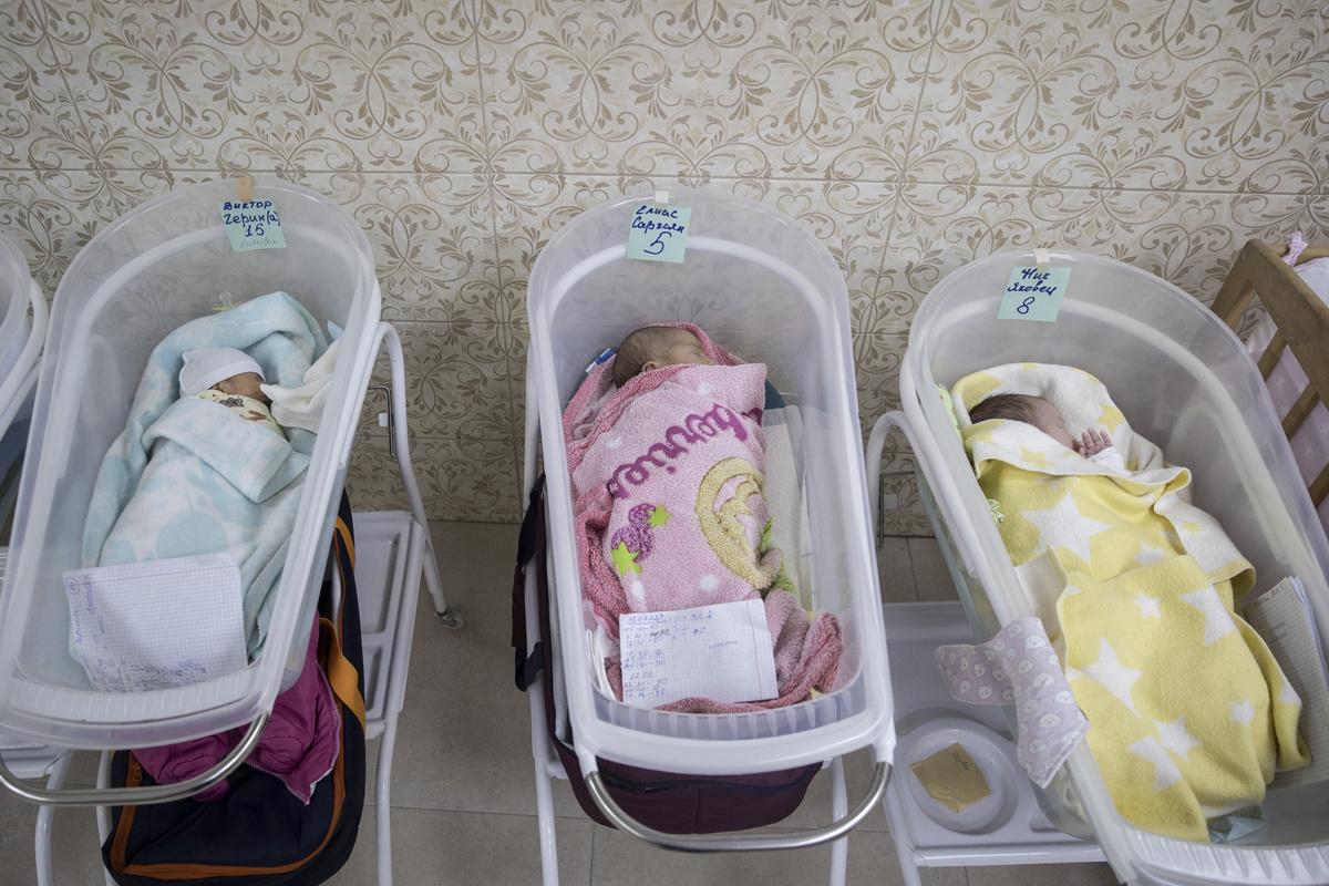 Draagmoederschap: baby's zonder wettig bestaan zitten vast in Oekraïne