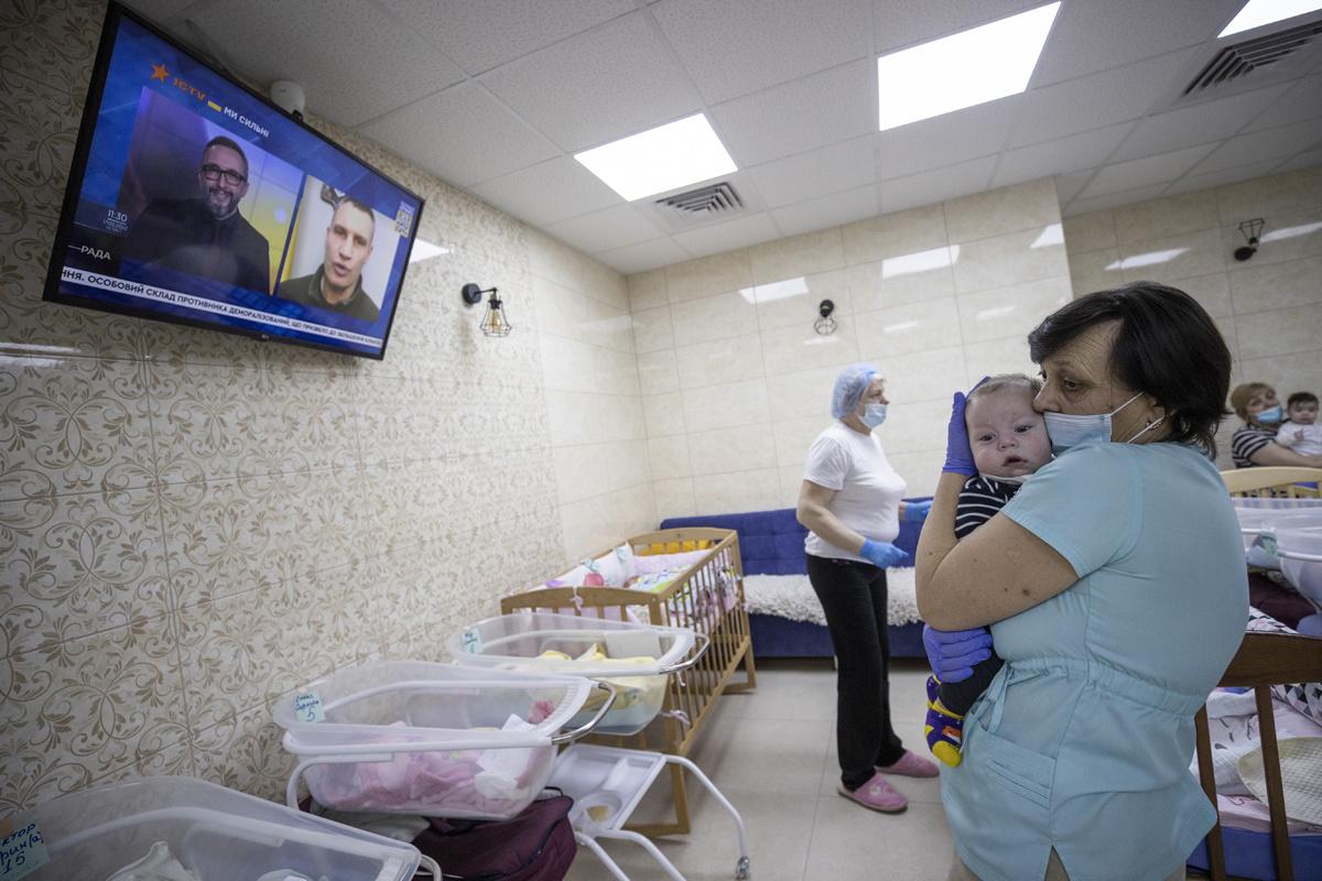 Draagmoederschap: baby's zonder wettig bestaan zitten vast in Oekraïne