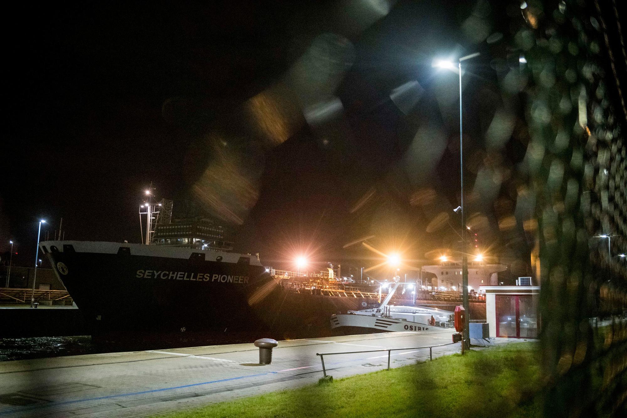 Greenpeace probeert tanker met Russische olie te blokkeren in Antwerpen