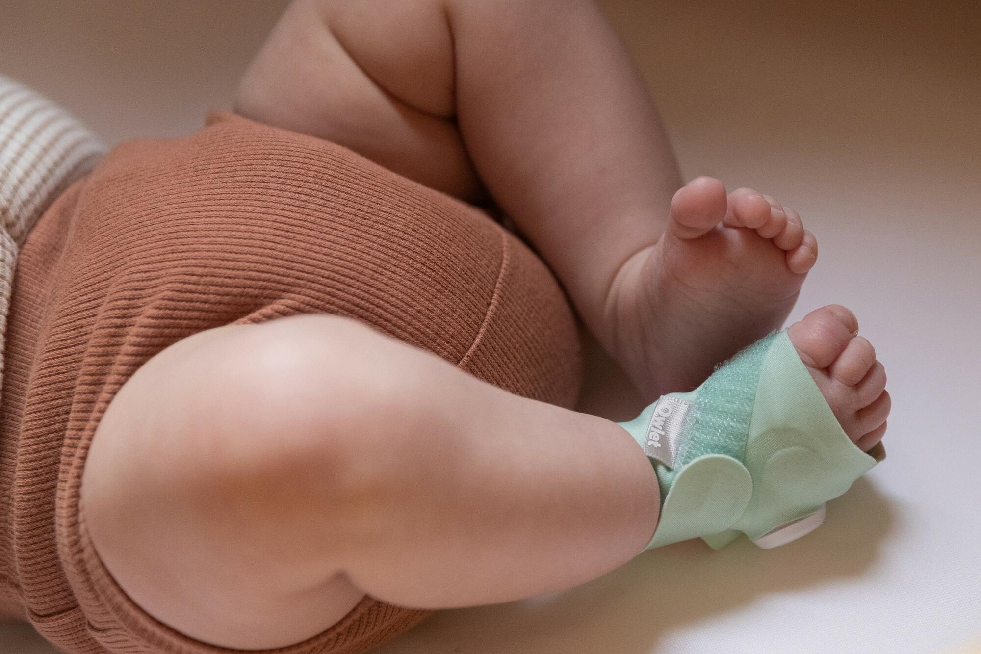 Een sokje registreert de hartslag en saturatie van je baby en stuurt die informatie door naar je smartphone