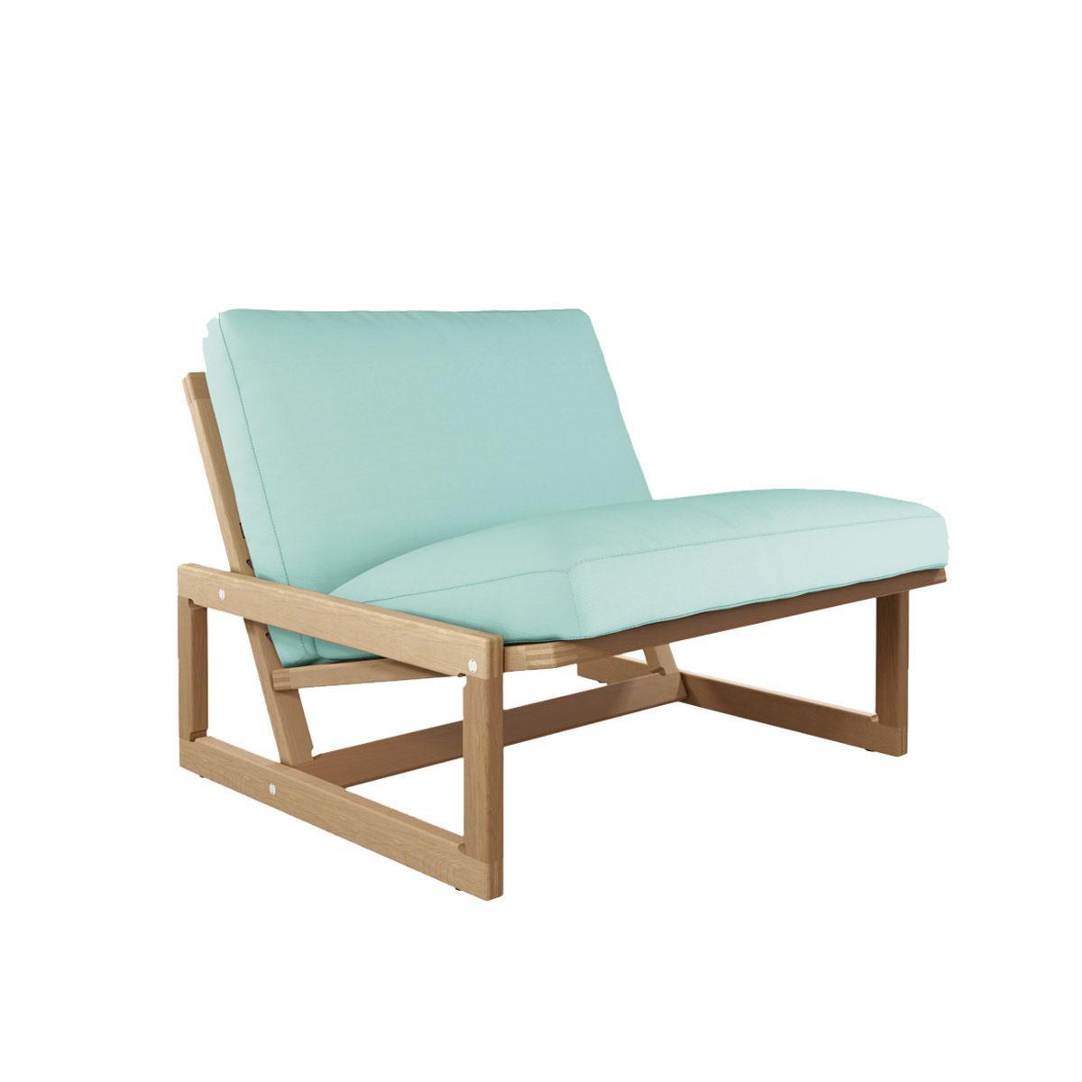 De Carlotta-stoel, ontworpen door Afra en Tobia Scarpa in 1967 krijgt een outdoorvariant in teak met kussens van gerecycleerde petflessen, Cassina. Prijs op aanvraag, cassina.com