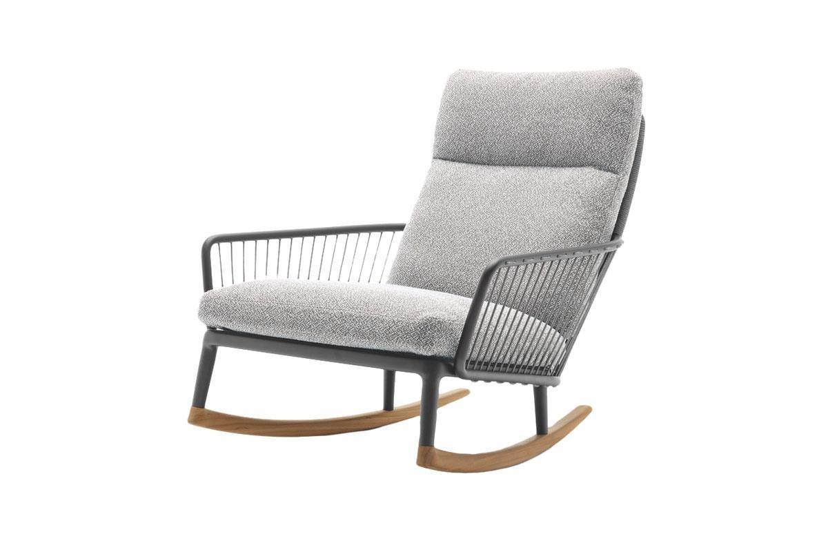 Yoko, lage schommelstoel in aluminium en teak, ontworpen door Toan Nguyen, Rolf Benz, vanaf 2709 euro, rolf-benz.com