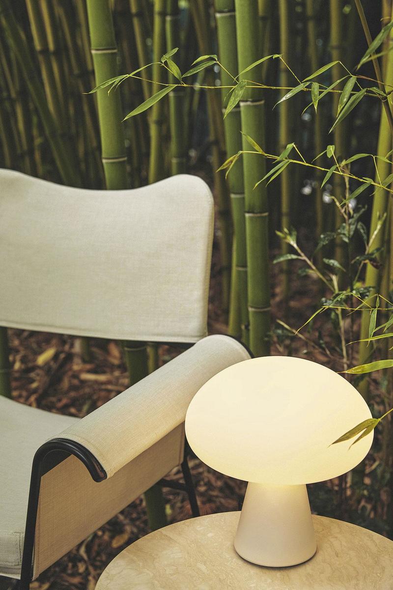 Tropique stoel en tafel van Mathieu Matégot en draagbare lamp Obello van Bill Curry, Gubi, prijs op aanvraag, gubi.com