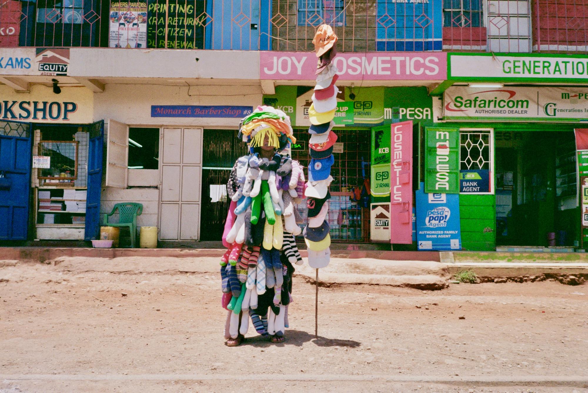 Een beeld uit de documentaire 'Goodwill Dumping' van Lisa Konno & Teddy Cherim. Ze reisden naar Kenia om te achterhalen wat er gebeurt met kledingstukken die in kledingcontainers worden gegooid.