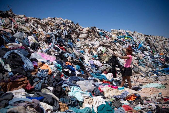 De Atacama woestijn in Chili kreunt onder de tonnen kleding die er worden gedumpt