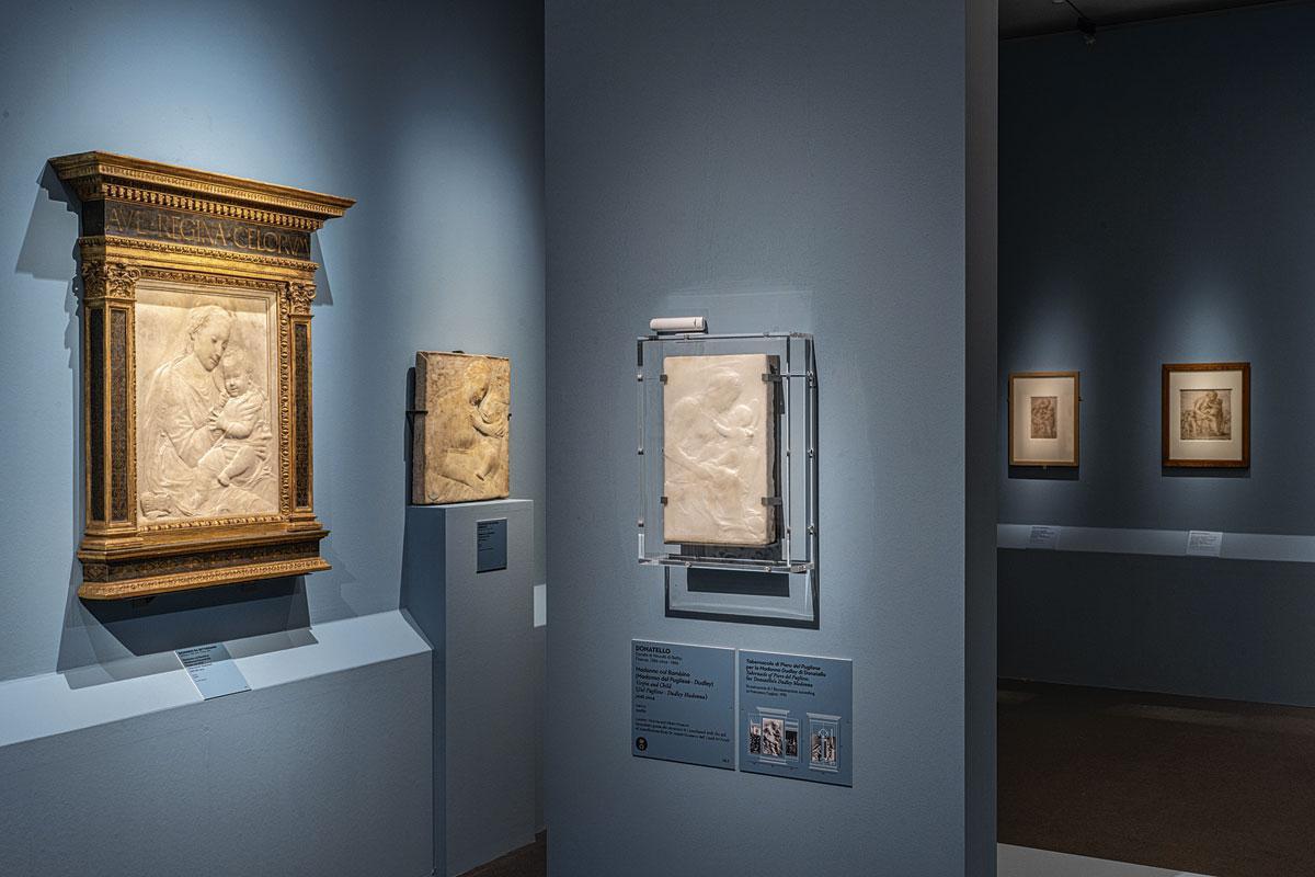 Donatello's Madonna col Bambino (rechts) werd uitgeleend door het Londense V&A Museum.