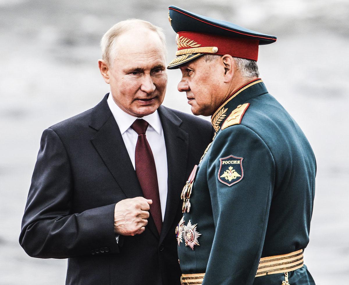 Minister van Defensie Sergej Sjojgoe (met Poetin) is een behendig politicus die weet wanneer hij beter even uit beeld verdwijnt.