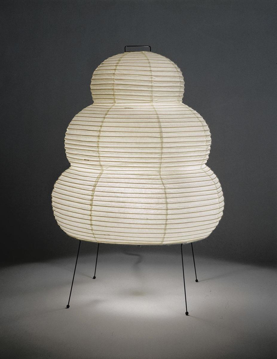 De Akari 25N-vloerlamp uit 1968, geproduceerd door het Ozeki-atelier dicht bij Nagoya, Japan.