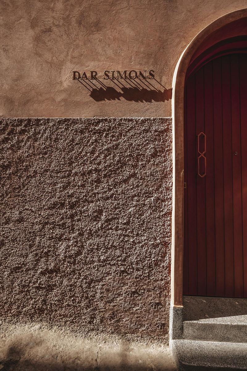 Dar Simons vind je terug in een smalle steeg in het noorden van de medina van Marrakesh aan Bab Doukkala. Gestyleerd en sober, in de typische kleur van de Rode Stad.