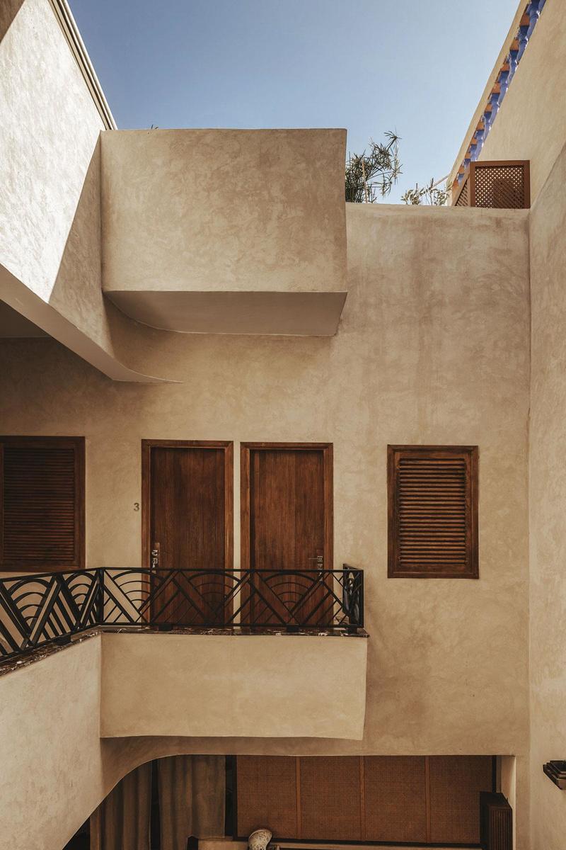 De slaapkamers komen uit op de patio waar het restaurant zich bevindt. 's Avonds kun je er dineren onder de sterrenhemel van Marrakesh.