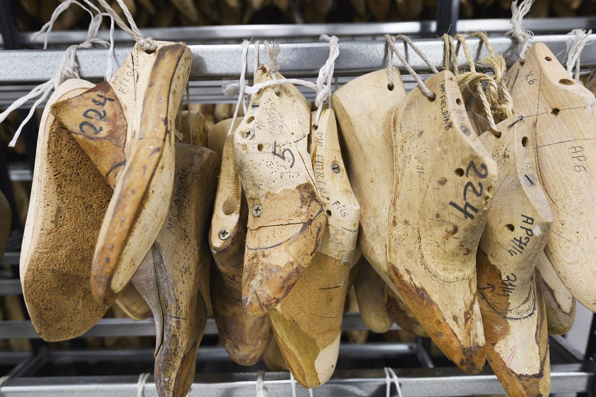 In de stock van Massaro staan alle mallen, bewaard sinds meer dan honderd jaar: in potlood staat de naam van de eigenaar van de schoen op maat nog te lezen.