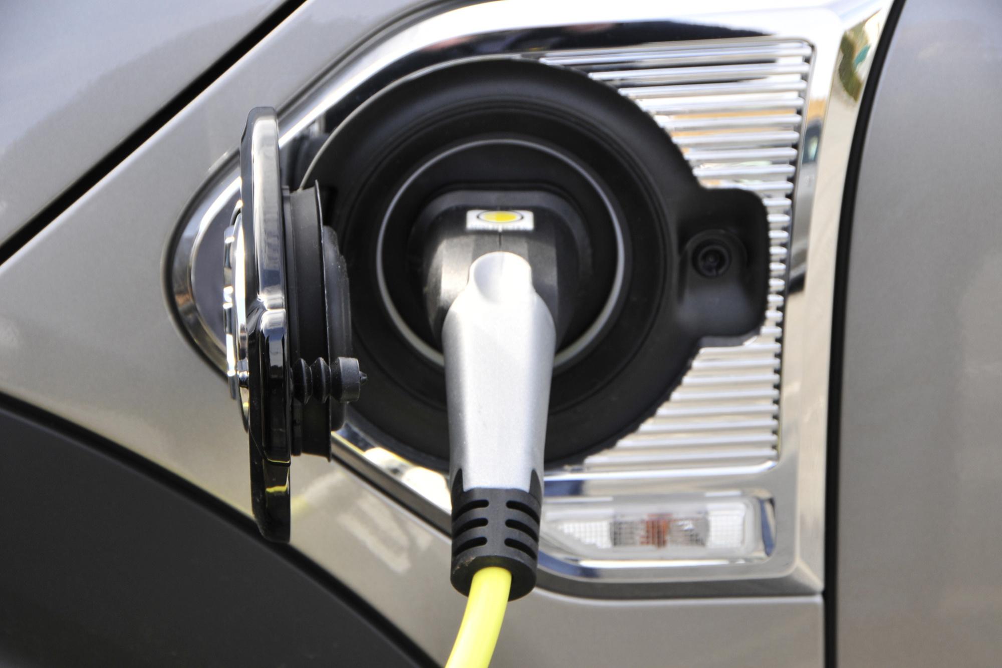 Door de gestegen energie- en grondstofprijzen worden elektrische auto's nog duurder en helemaal onbetaalbaar voor particuliere klanten.