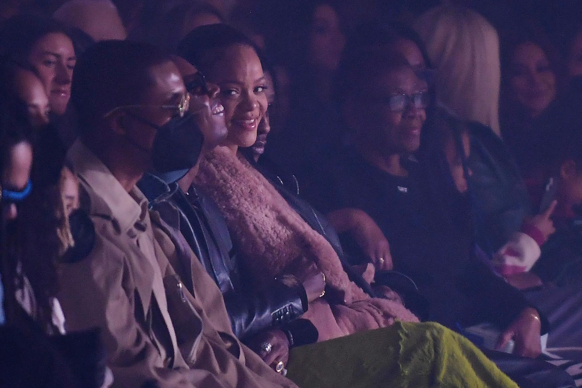 Zangeres Rihanna op de front row bij Off-White