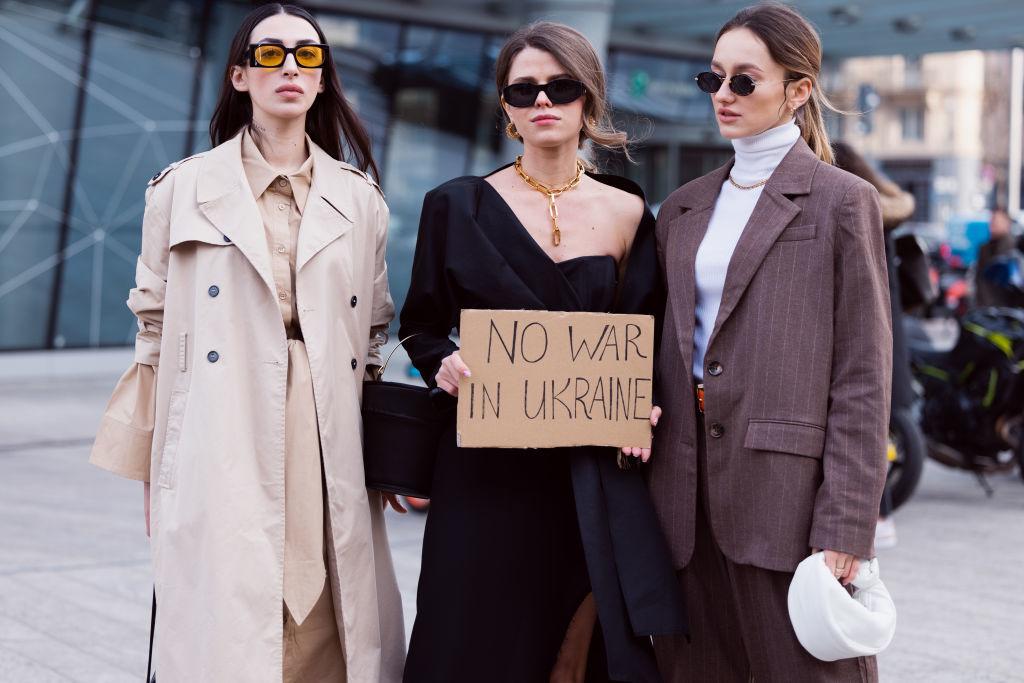 Gasten op de Milan Fashion Week reageerden op het binnenvallen van Oekraïne door Rusland