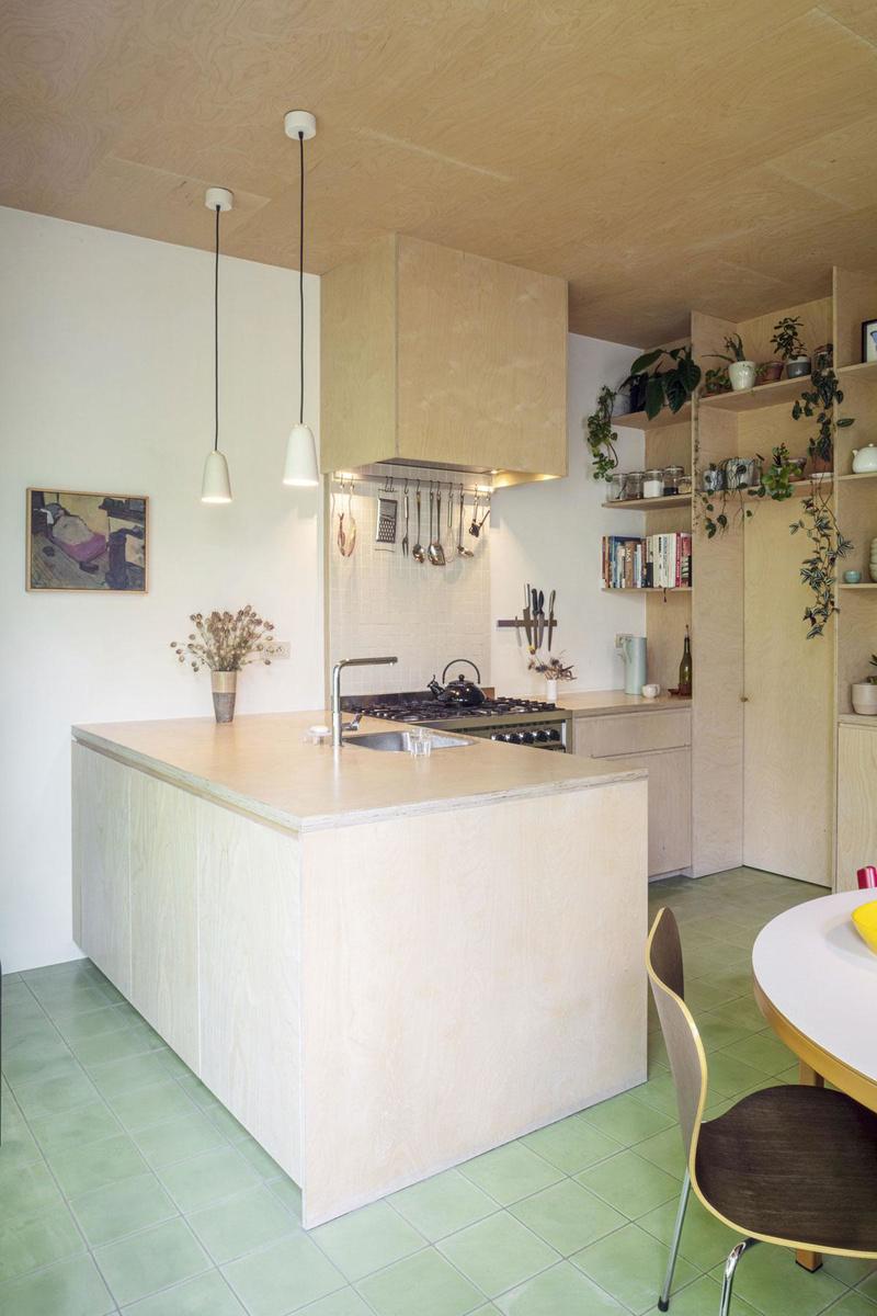 De keuken is volledig van geoliede berkenmultiplex, al verbergen de kasten een corpus van Ikea.