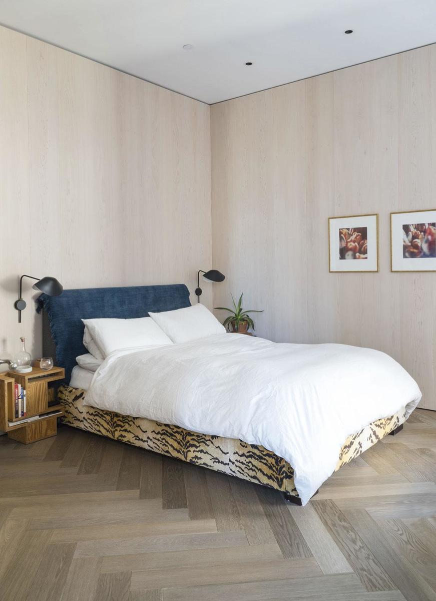 In de woonkamer staat een Eileen Gray loungezetel met daarop een denimdeken, de koffietafel is van Yves Klein.