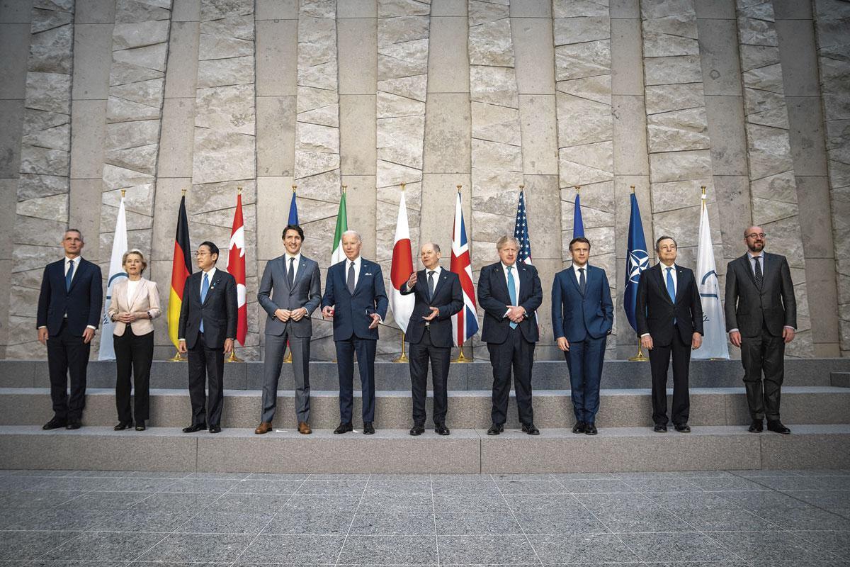 JOE BIDEN (midden) op de NAVO-TOP IN BRUSSEL 'Het is niet ondenkbaar dat zijn opvolger Europa laat zwemmen.'