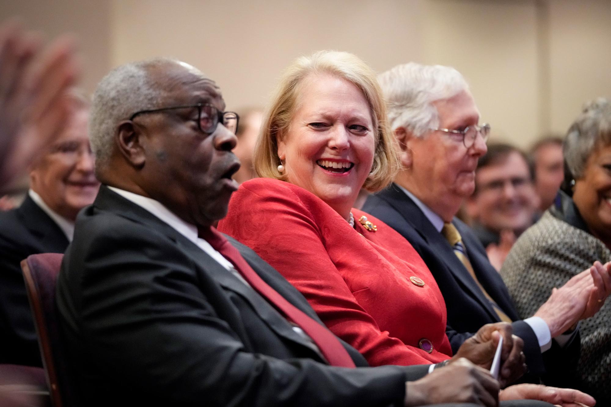 Ginni en Clarence Thomas naast Republikeinse topman in de Senaat Mitch McConnell op 21 oktober 2021