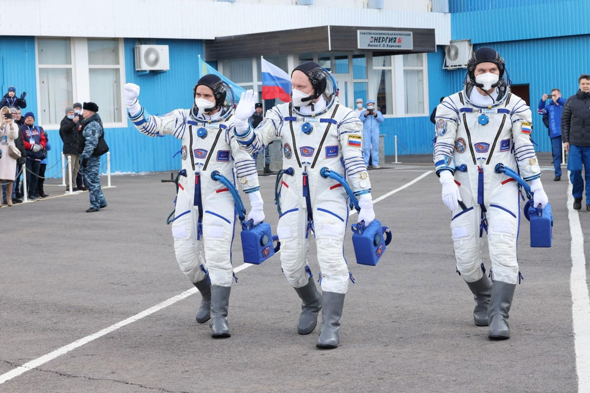 De drie Russische kosmonauten voor hun vertrek.