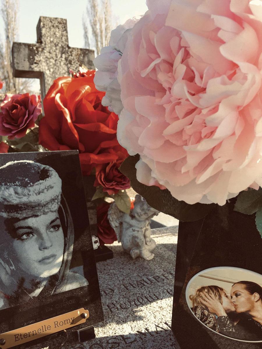 Onze reporter legt een roos op het graf van Romy in Boissy-sans-Avoir. 'Ze heeft niet eens de meeste bloemen van dit kerkhof. En de hare zijn allemaal van plastic.'