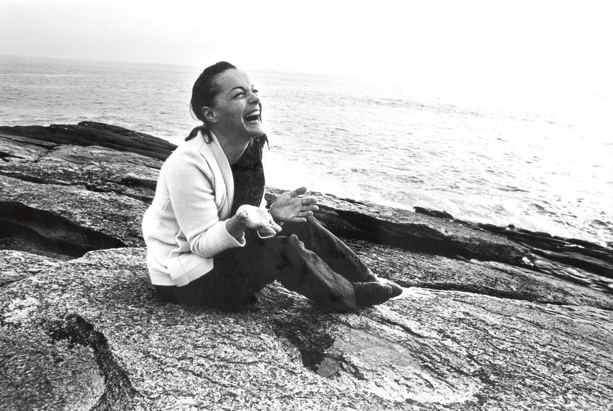 ROMY SCHNEIDER. Een zeldzaam moment van geluk aan de zee in Quiberon. Een minuut na deze foto brak ze haar voet.