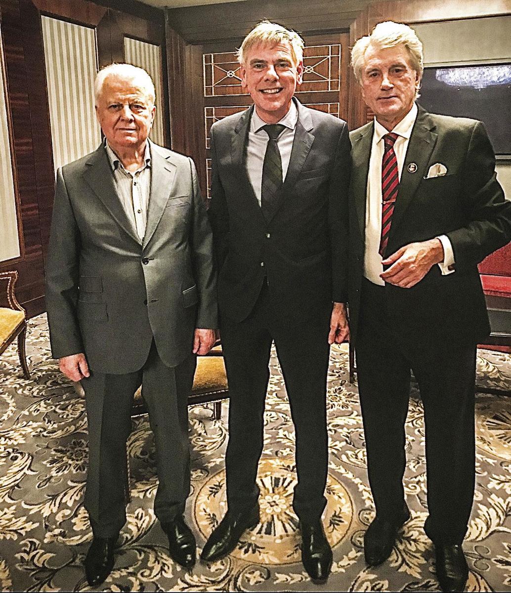 Filip Dewinter tussen twee Oekraïense ex-presidenten, Leonid Kravtsjoek en Viktor Joesjtsjenko. De foto werd in 2018 in Kiev genomen.