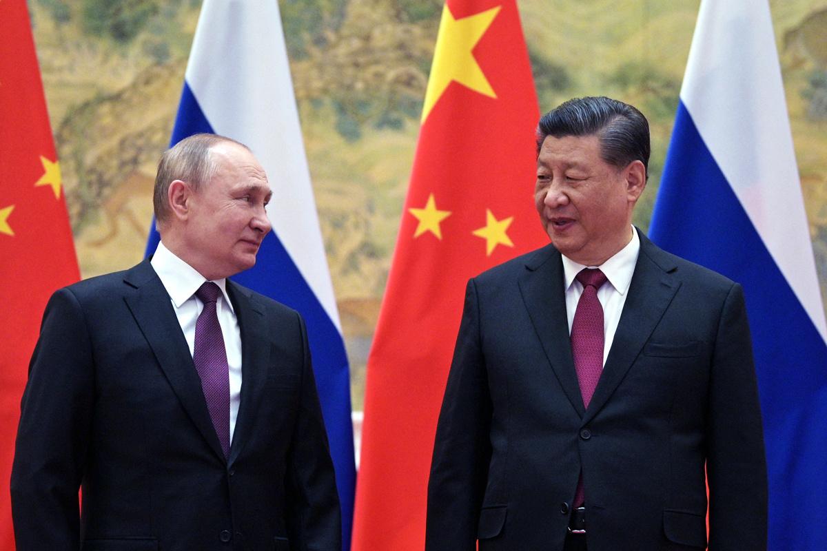 Vladimir Poetin (L) ontmoet Xi Jinping in Peking, 4 februari 2022.