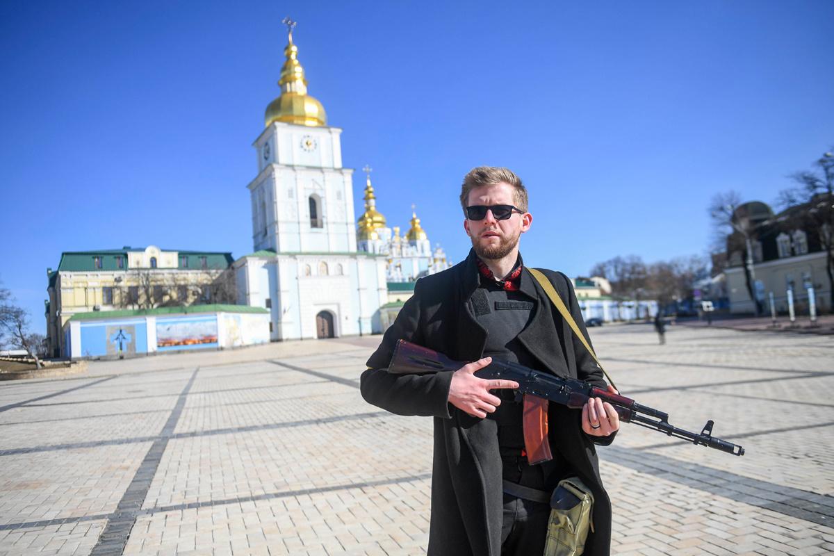 Een gewapende burger in Kiev, Oekraïne, op 1 maart 2022.