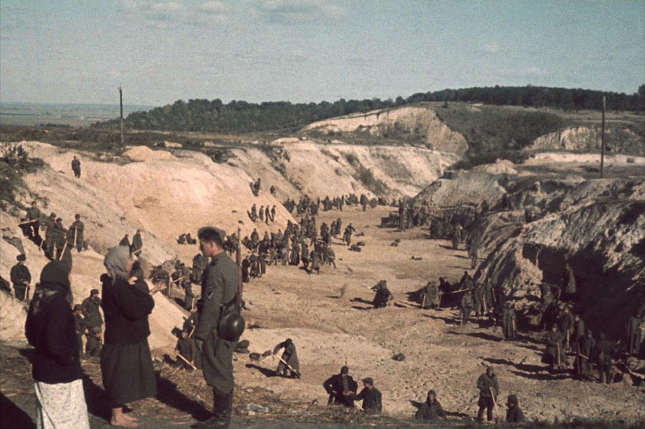 Sovjetkrijgsgevangenen dekken het Joodse massagraf toe op 1 oktober 1941