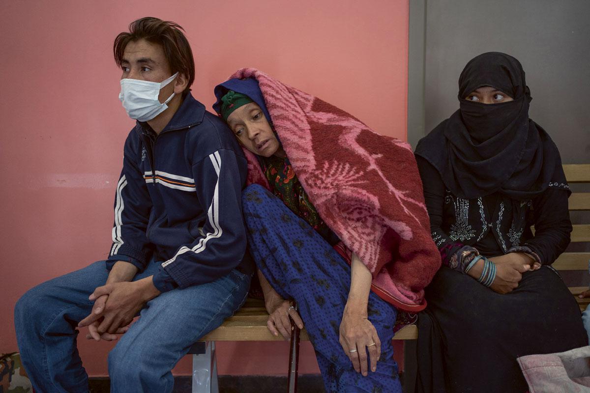 Afghaanse vluchtelingen zitten in een open 