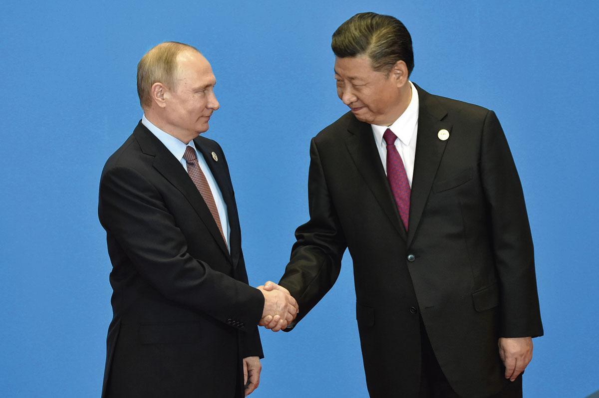 XI JINPING Als hij zijn vriend Poetin helpt, hypothekeert dat zijn banden met het Westen, maar ook een Russische nederlaag zou slecht nieuws zijn.
