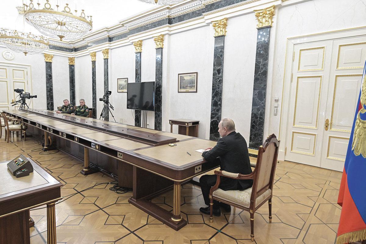 Vladimir Poetin, de eenzame.  'Er zijn geen tekenen dat er een plan is voor de periode ná de militaire interventie.'