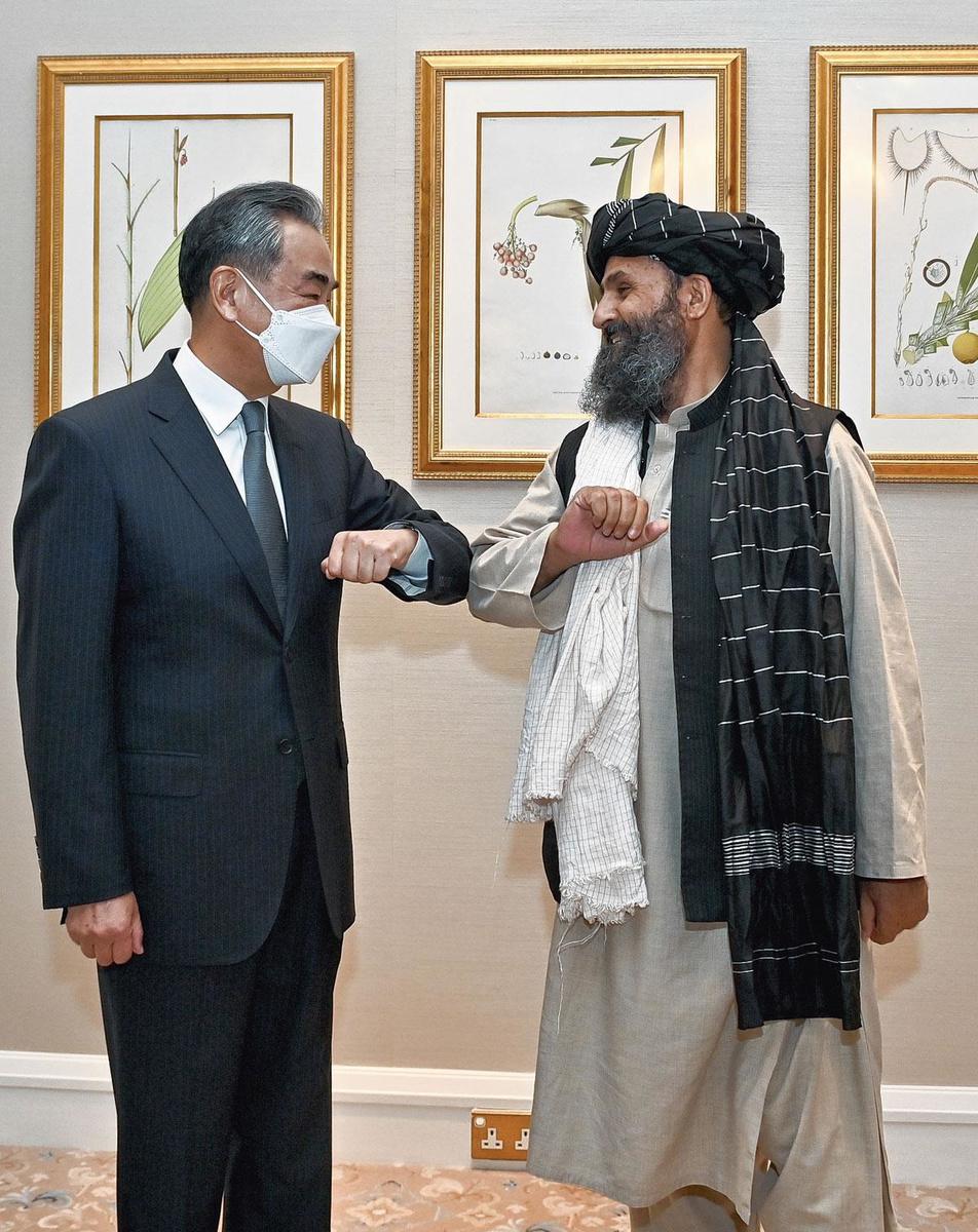 De Chinese minister van Buitenlandse Zaken Wang Yi ontmoette 25 oktober 2021 Abdul Ghani Baradar, medestichter van de Afghaanse Taliban, in Qatar.