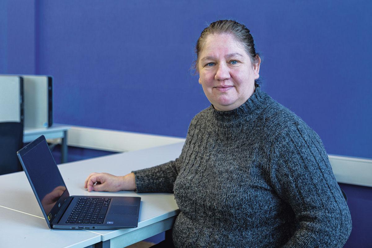 Cursisten Nederlands zoals Sandra (foto) zien ook voordelen in de digitalisering. 'Ik werkte liever thuis aan mijn computer.'