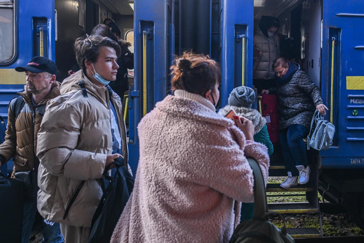 Oekraïense staatsburgers stappen van de trein in Przemysl, Polen, op 24 februari 2022.