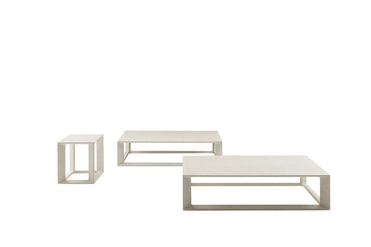 Avec la collection Pablo, Vincent Van Duysen signe ses premiers meubles d'extérieur chez B&B Italia, dont ces tables basses en béton qui rappellent sa signature architecturale. Prix sur demande, bebitalia.com