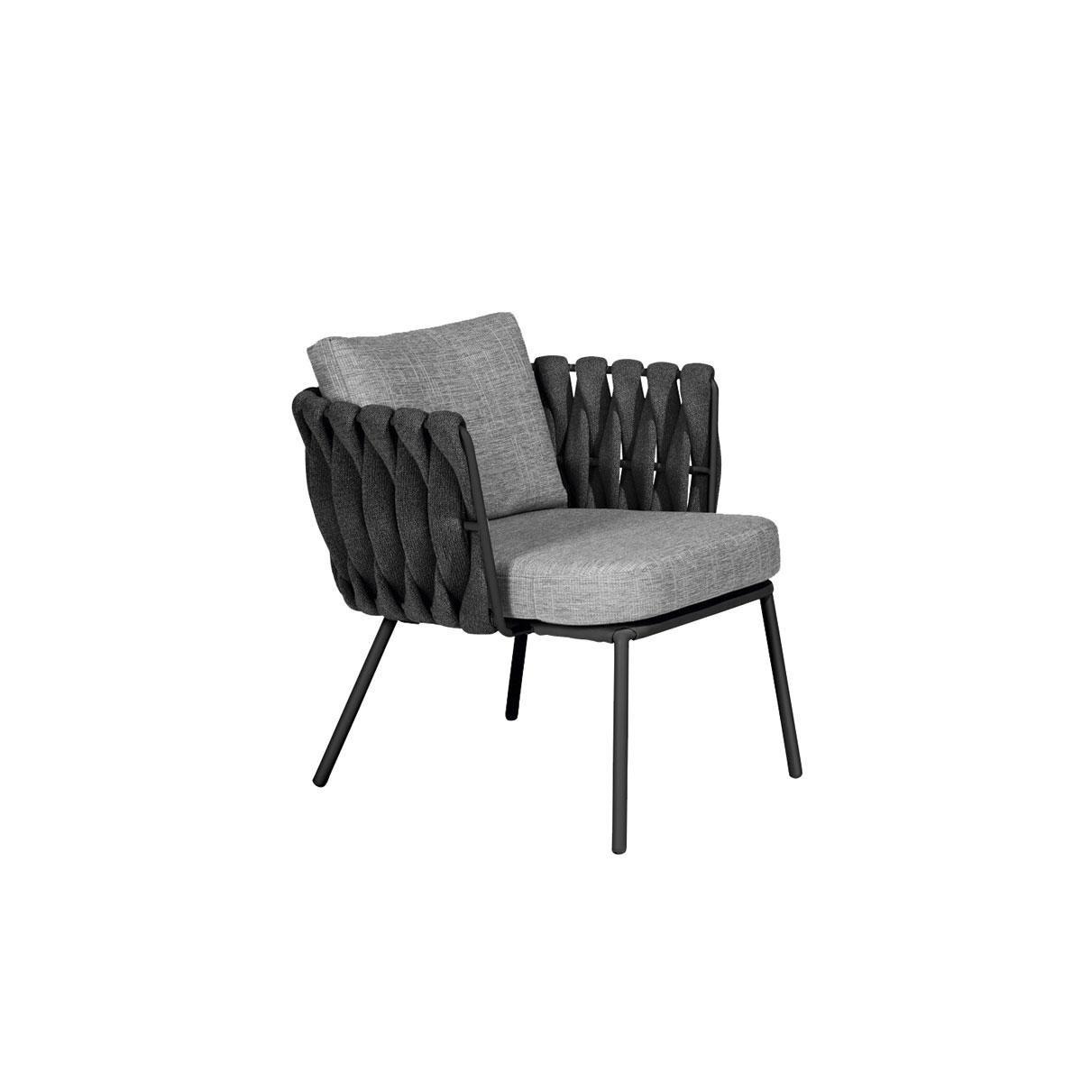 La collection Tosca de Tribu s'enrichit de tables basses en acier thermolaqué et en céramique ainsi que de chaises avec une assise textile Tricord, dessinée par Monica Armani. 