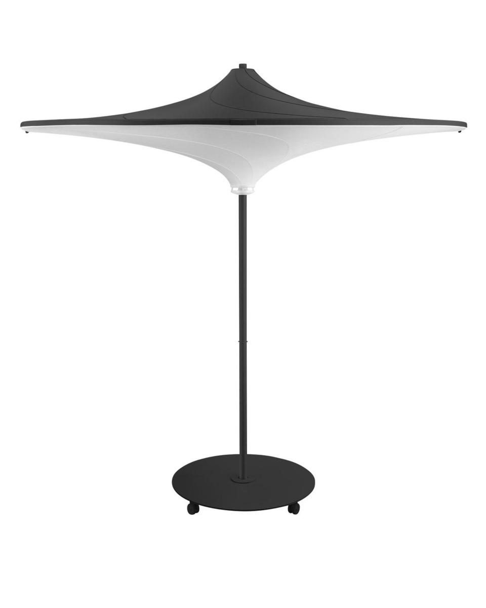 Parasol et lampe en un, de fabrication belge, Hulasol. Dès 4 990 euros, hulasol.com