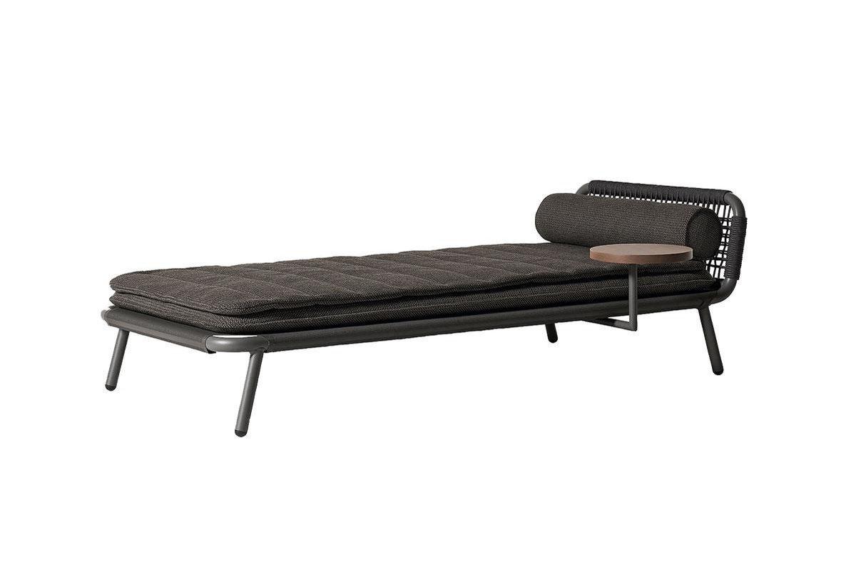 Chaise longue Noa en polypropylène sur un cadre en aluminium avec table d'appoint en bois d'iroko, Meridiani. 