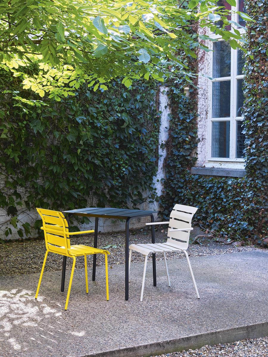 Chaise de jardin en aluminium avec accoudoirs conçue par Maarten Baas, Valerie Objects.