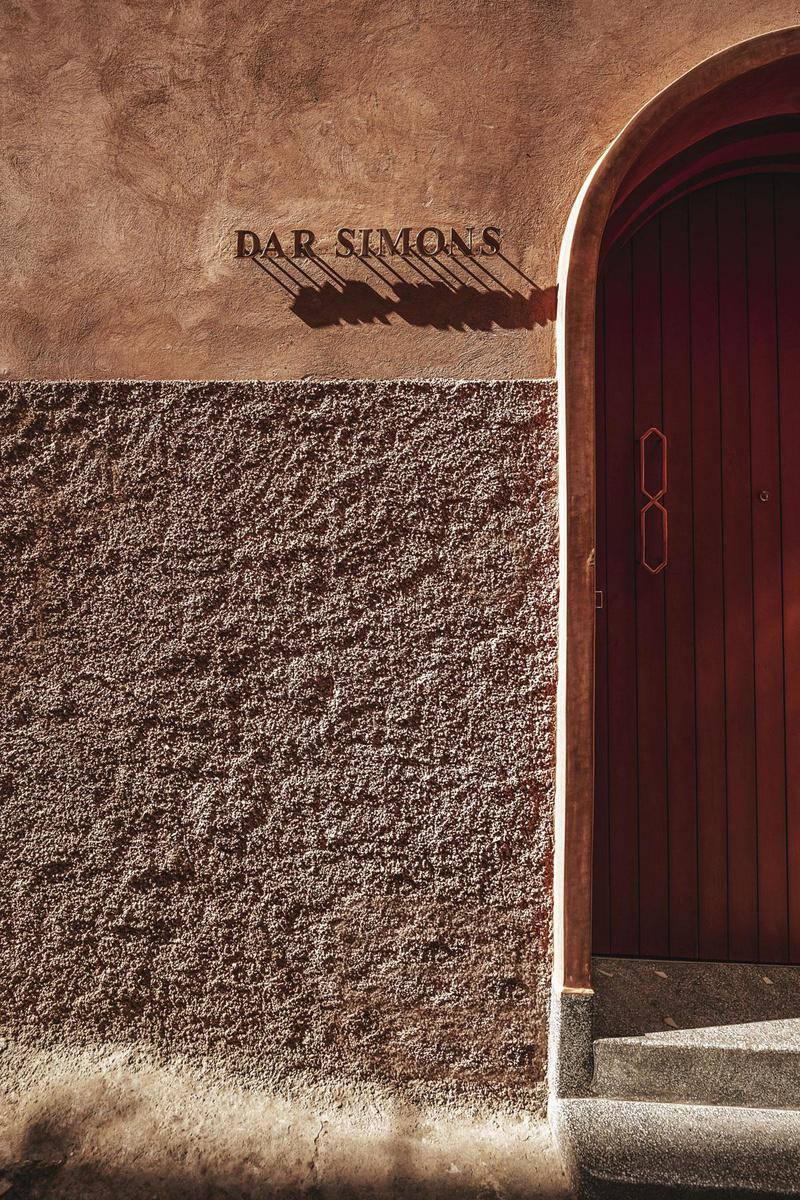 La sobre façade du Dar Simons arbore les teintes de la Ville rouge, dans une ruelle étroite au nord de la médina de Marrakech.