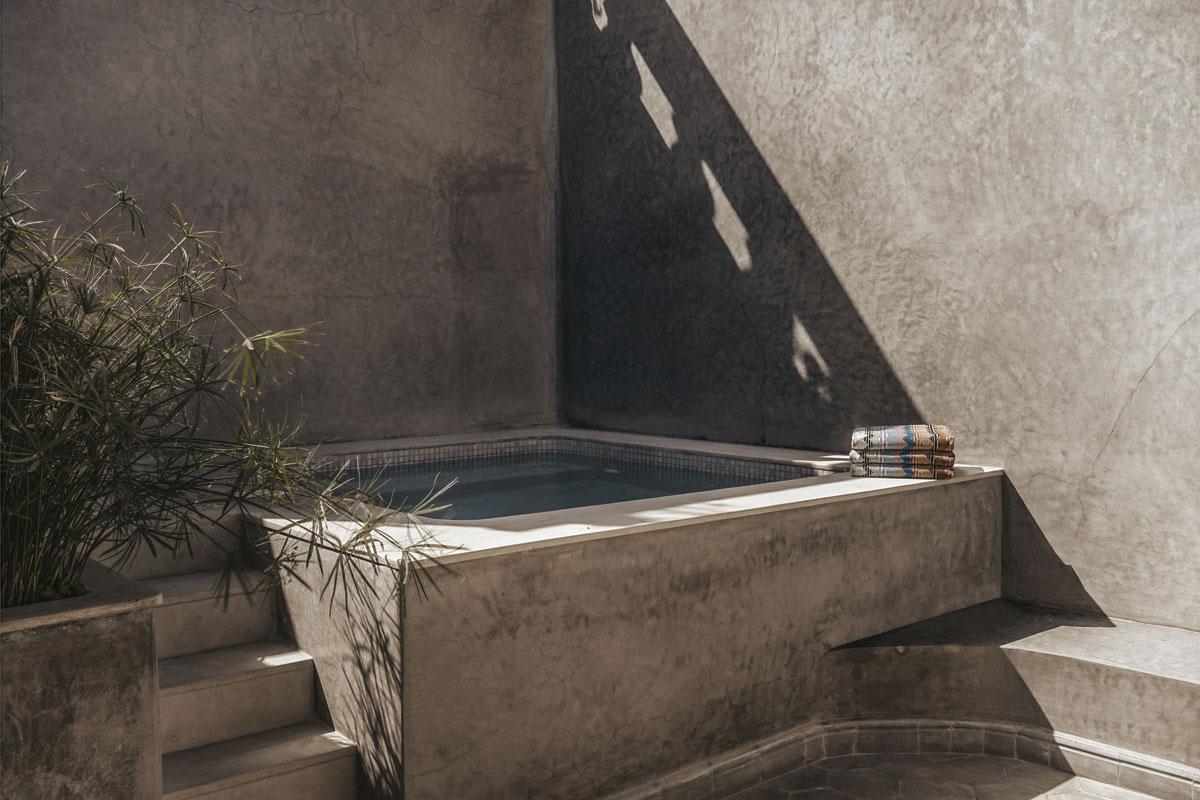 Les invités peuvent se rafraîchir sur le toit-terrasse minimaliste en tadelakt marocain.
