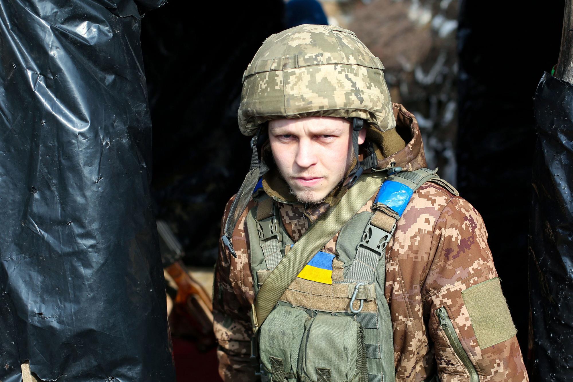 Een Oekraïense soldaat aan de grens met het separatistengebied in Loehansk, op 22/02/2022.