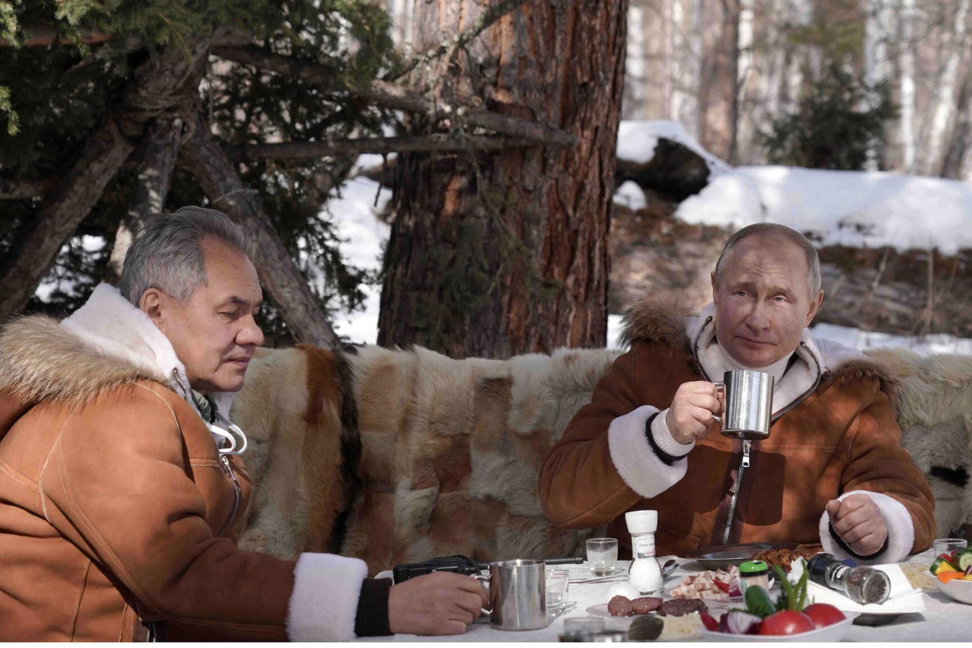 Sergueï Choïgou et Poutine dans la nature